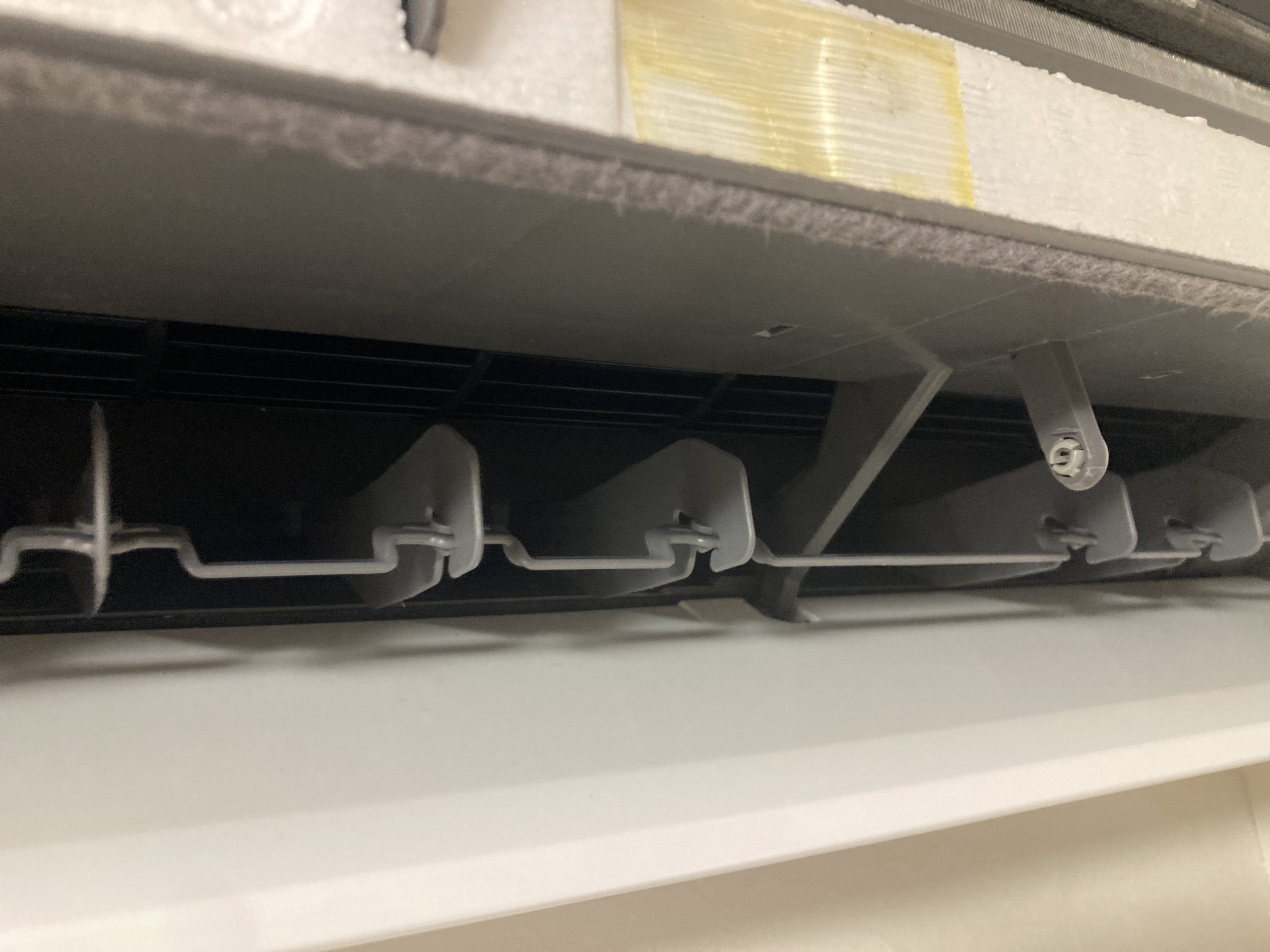 洗浄後の吹き出し口です。
カビ汚れがなくなり、清潔な状態になりました。