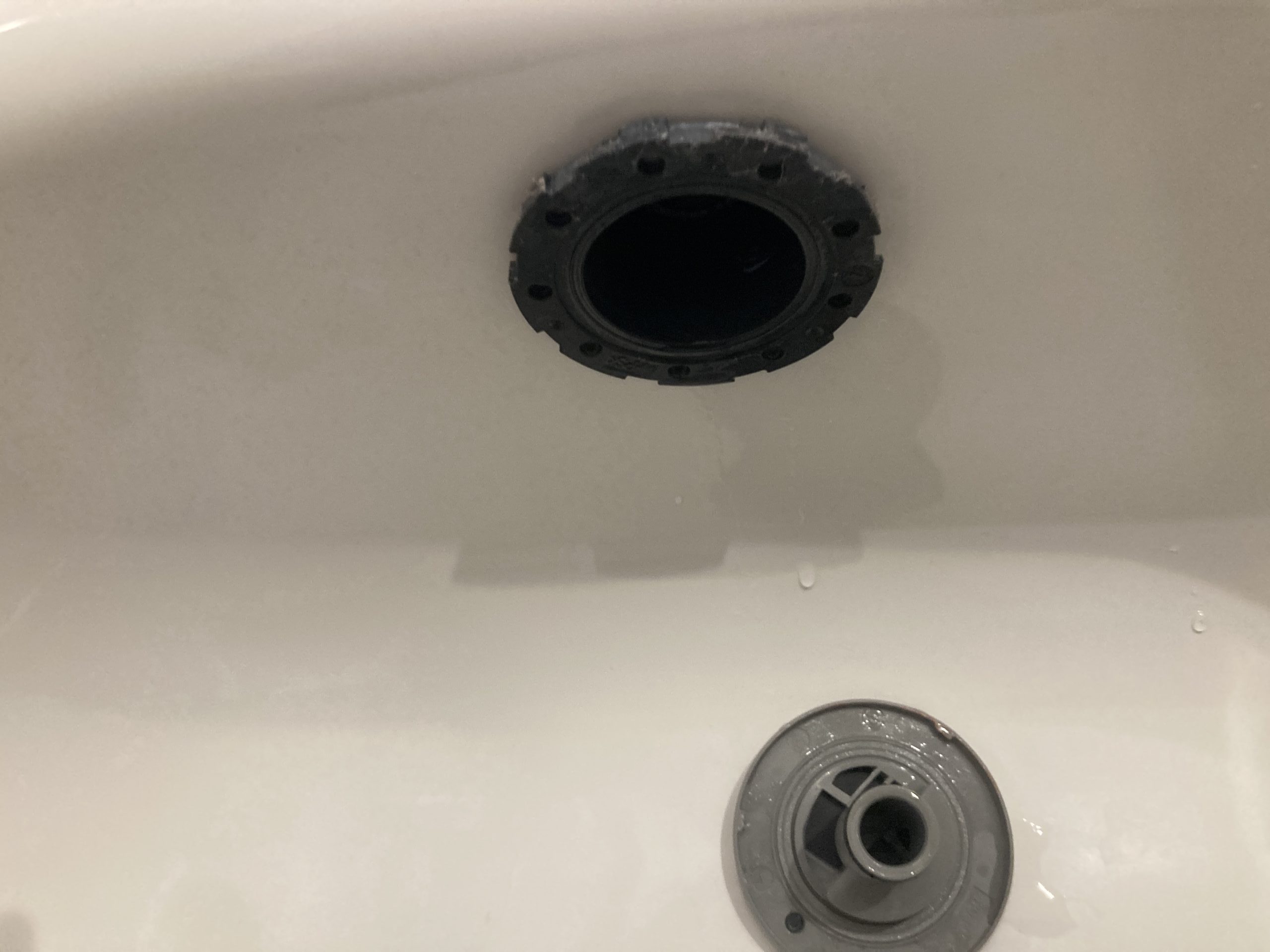 金具の隙間には汚れが蓄積しやすいです。