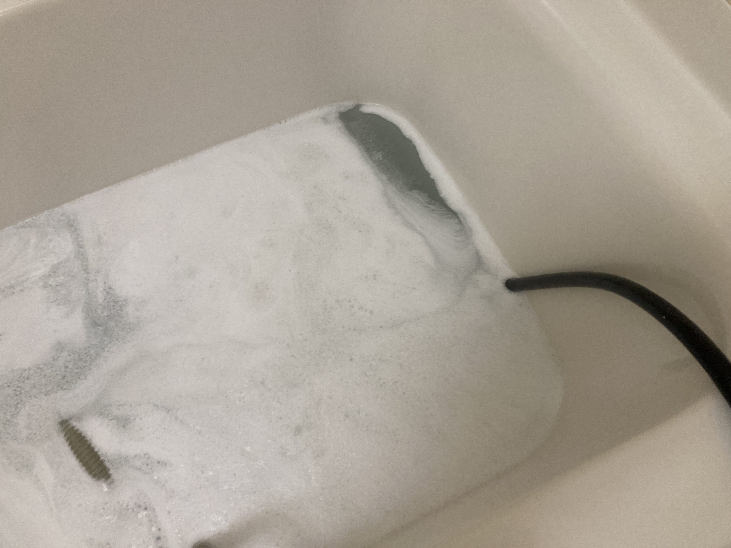 福岡市南区の賃貸マンションで行った追い焚き配管クリーニング施工前の汚れた配管内部