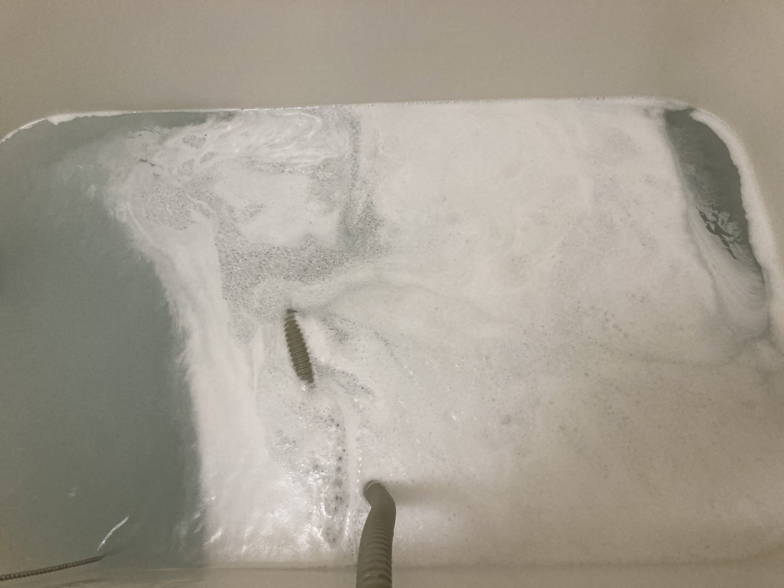 追い焚き配管クリーニングで配管内部から排出された皮脂汚れや雑菌を含む汚水