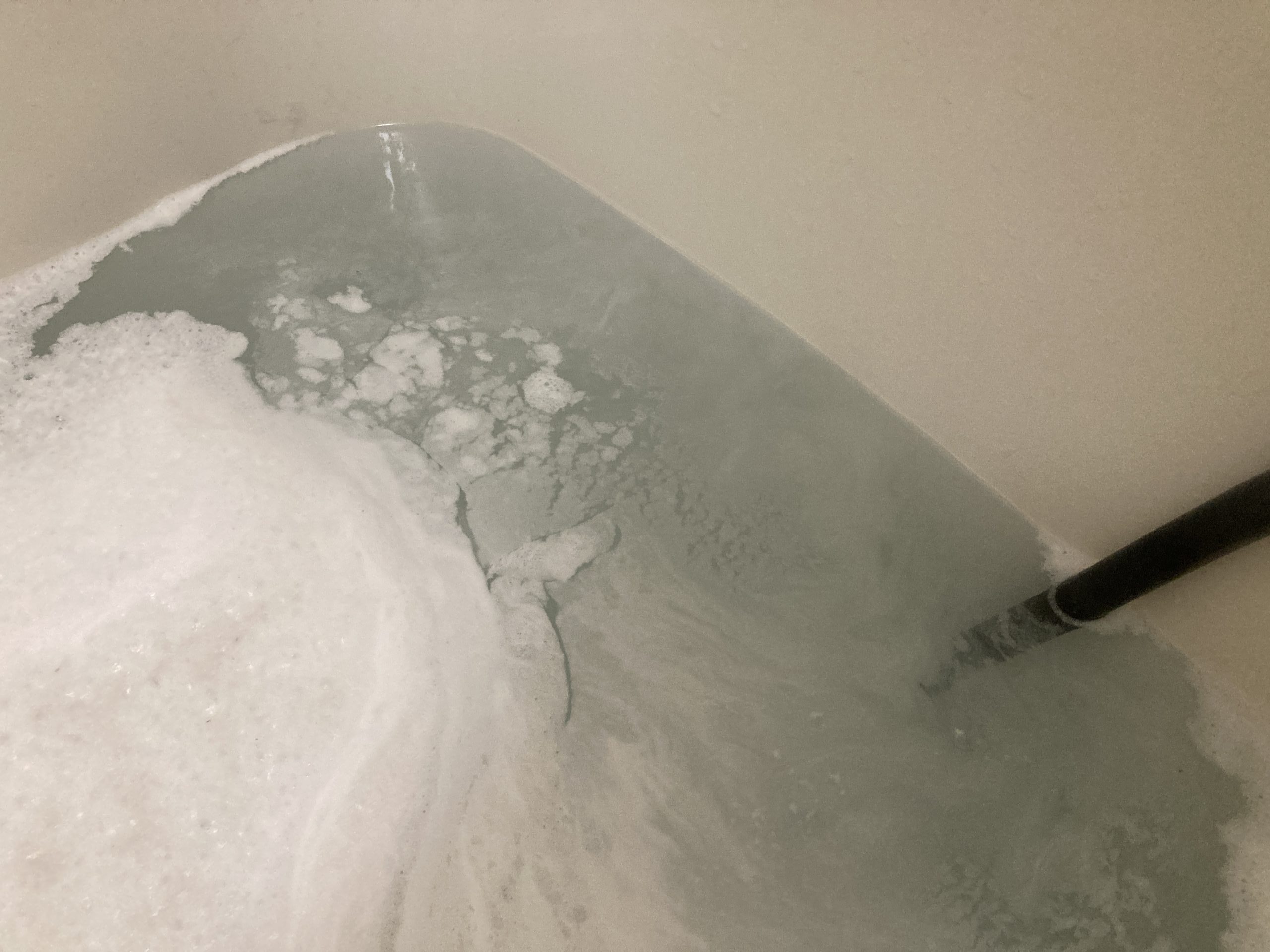浴槽淵に付いた白い汚れは皮脂汚れになります