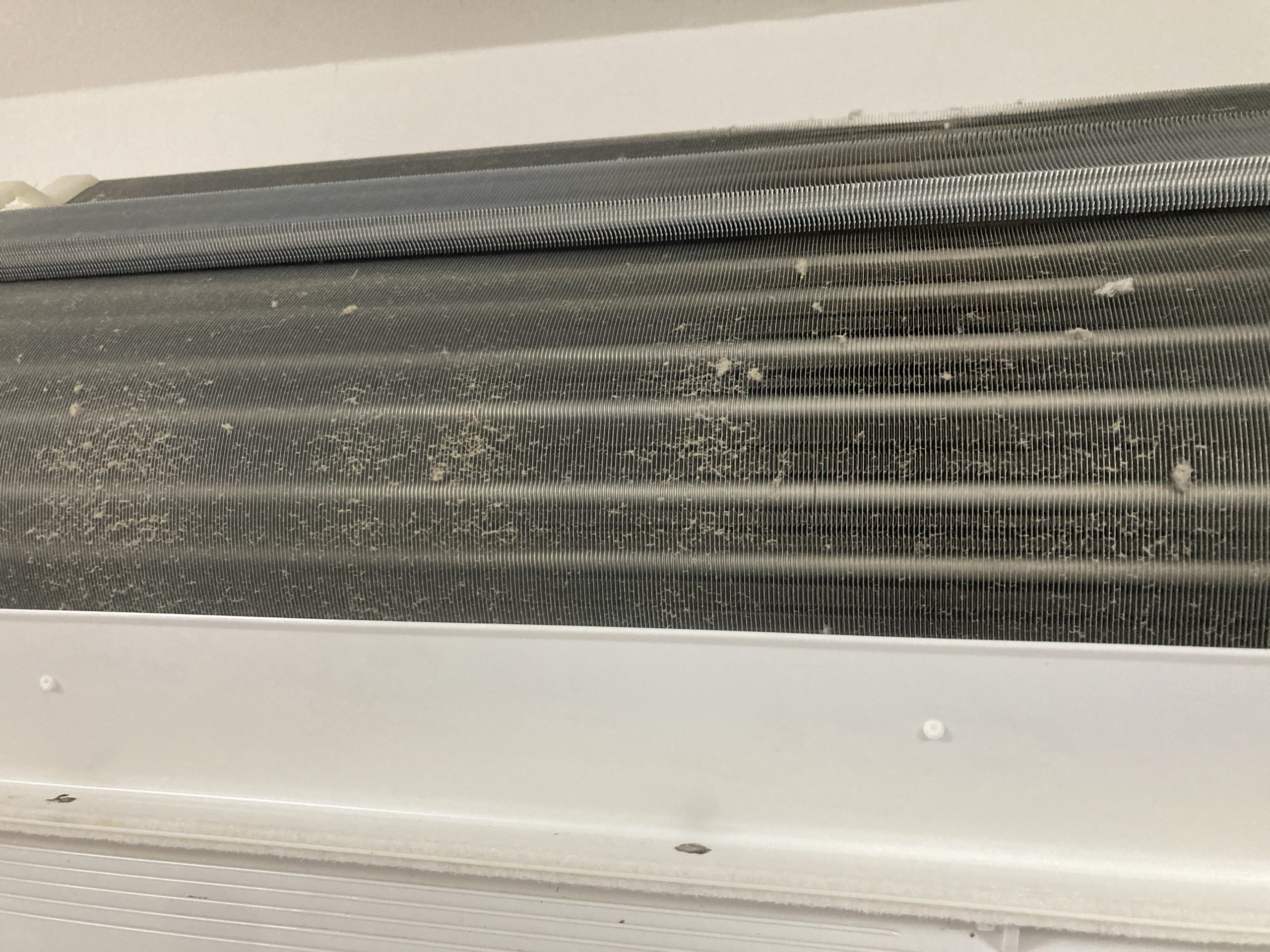 施工前:エアコン熱交換器 ホコリ カビ ビフォー