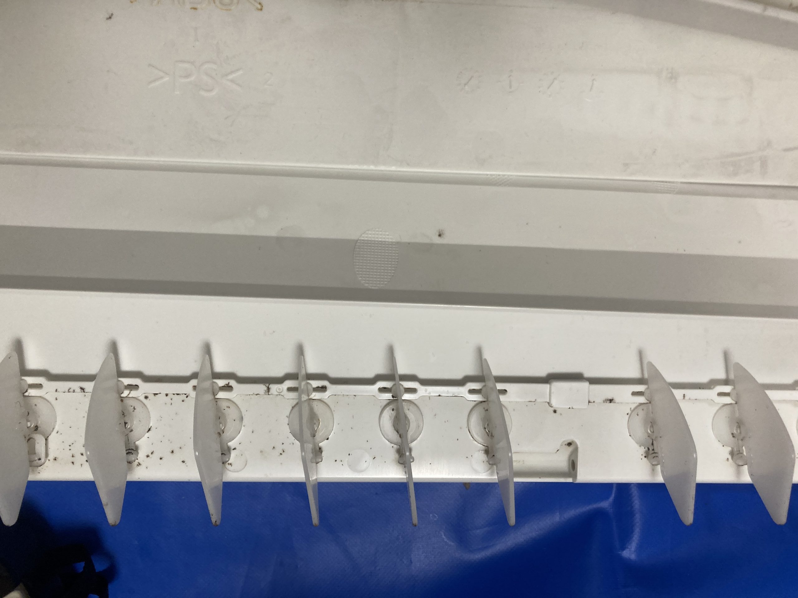 エアコン外装パーツ 洗浄前 ビフォー