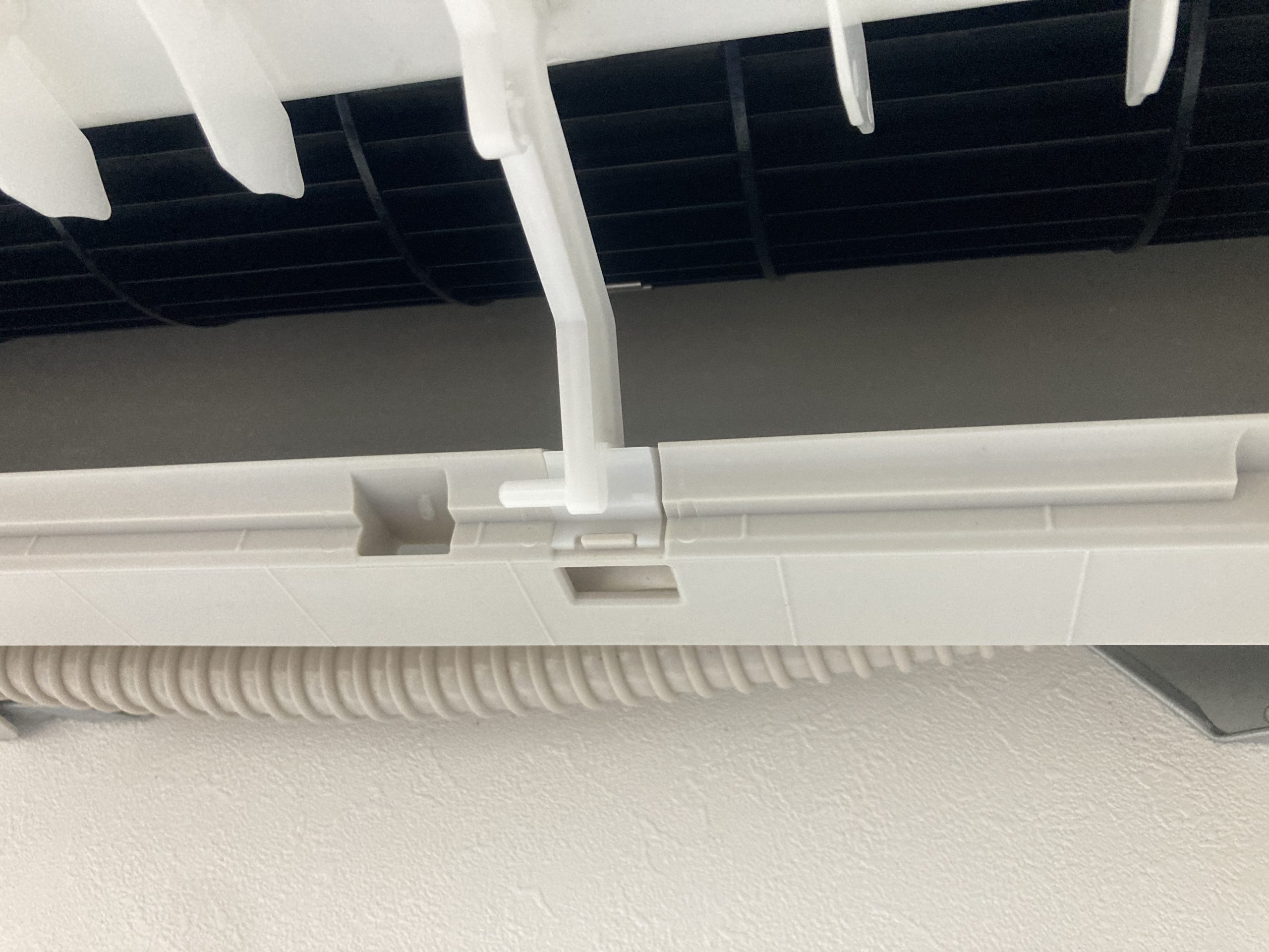 施工後:エアコン吹き出し口 分解洗浄後 アフター