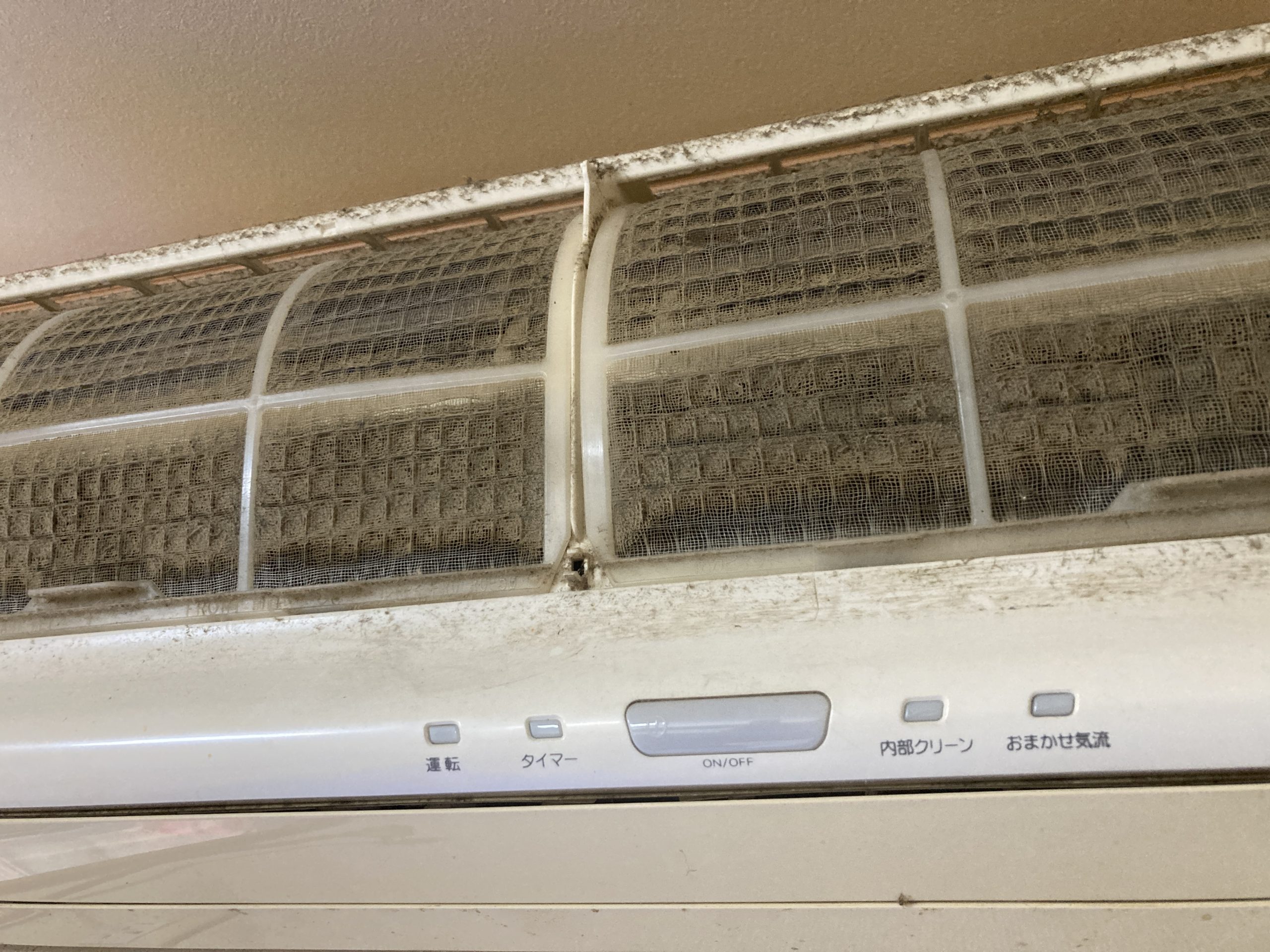 油汚れとホコリが付着したフィルターとエアコン外側カバー