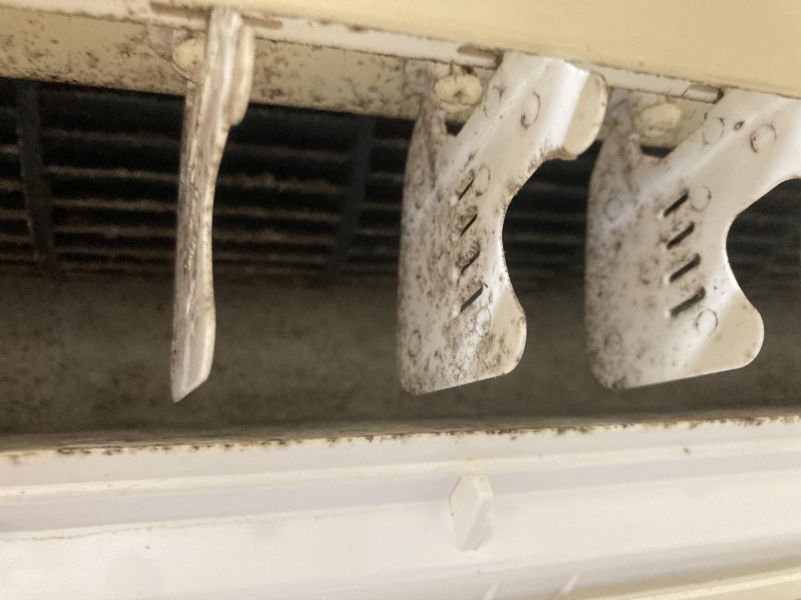 エアコンの吹き出し口も埃とカビだけではなく油が付着して固着してました。