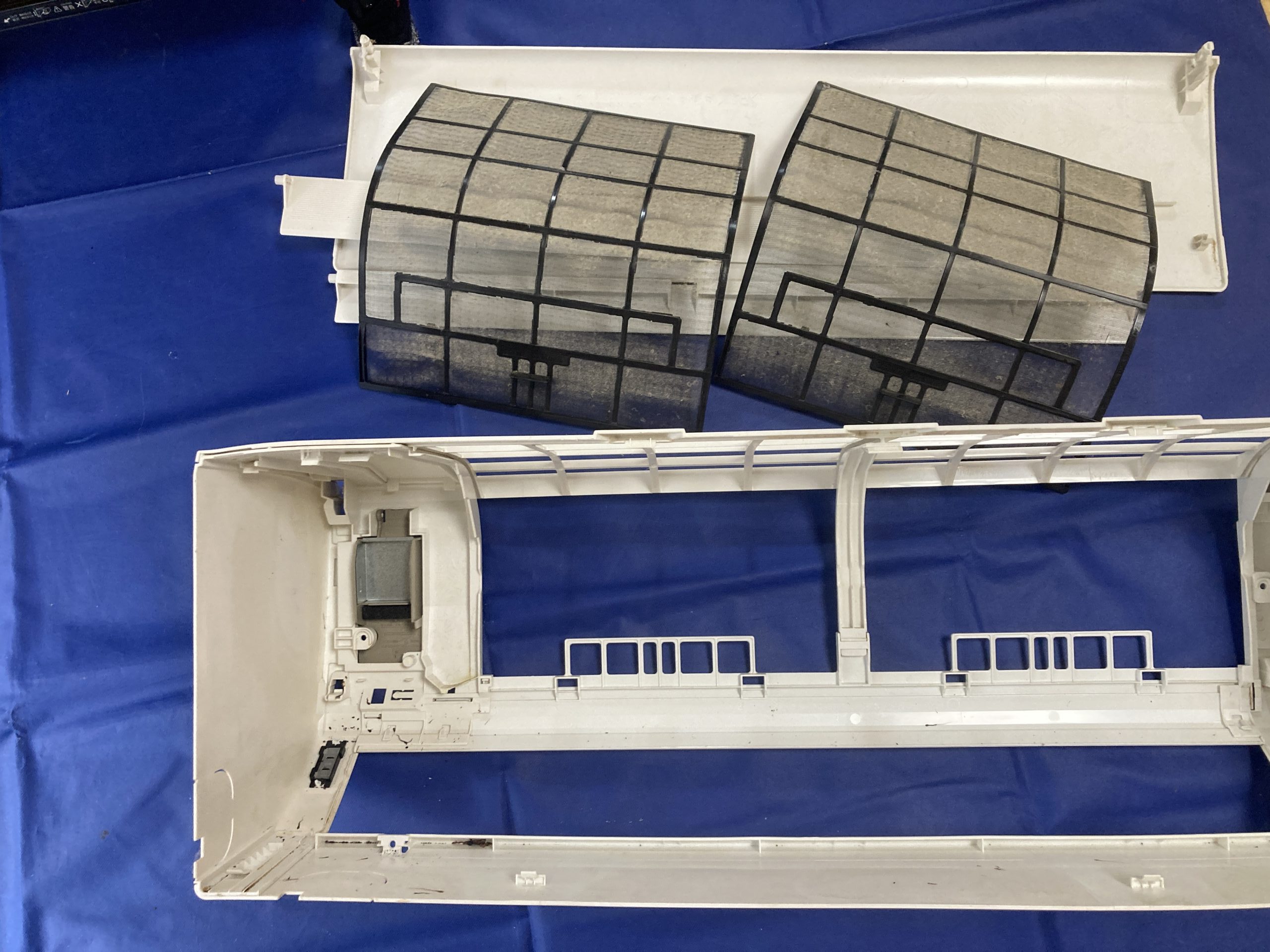 和室に設置パナソニックエアコンの外した各パーツ