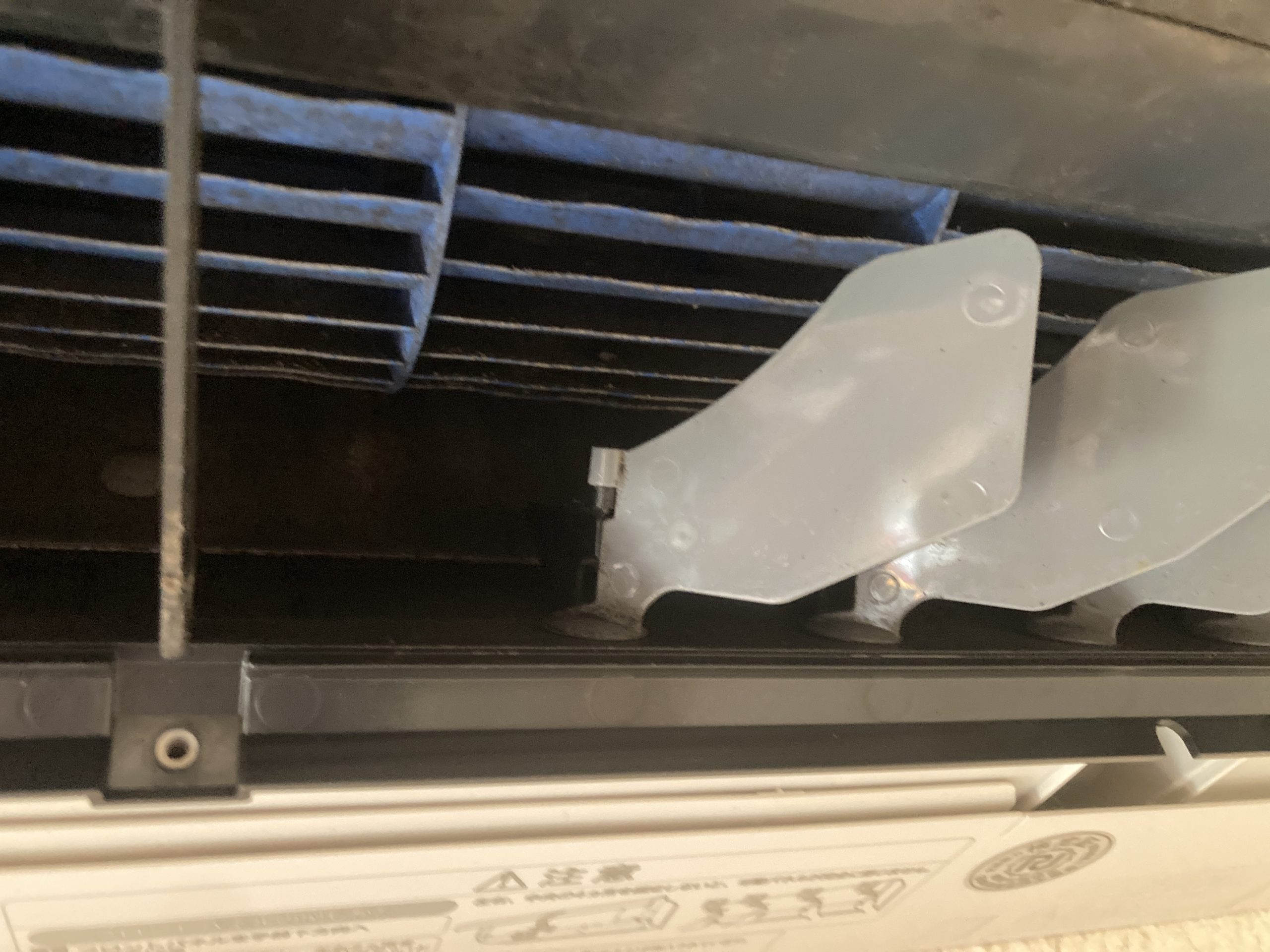 エアコン内部の左右フラップ洗浄前